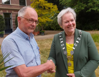 Hans is zojuist 'geridderd'